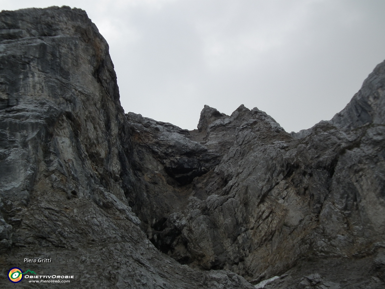 61 uno dei tanti 'buchi' delle pareti rocciose d'Arera.JPG